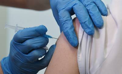 Daily Star (Великобритания): в прямом эфире медбрату больницы сделали фальшивый укол вакцины от covid-19