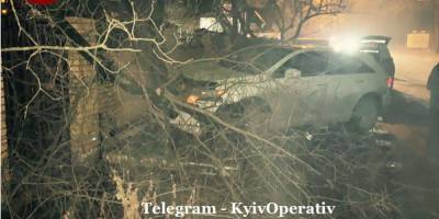 Пьяный полицейский в Киеве на автомобиле Toyota протаранил припаркованный Mercedes и влетел в забор