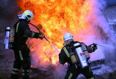 Сотрудники МЧС из Петербурга помогли потушить крупный пожар в Коммунаре