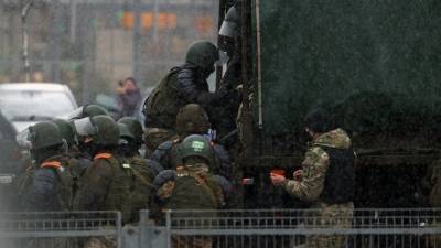 Силовики задерживают протестующих в центре Минска