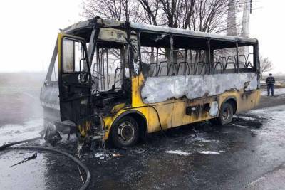 Под Днепром полностью сгорел автобус (ФОТО)