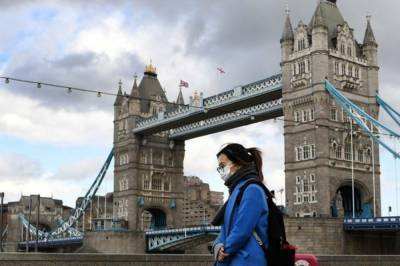 Жители Лондона массово покидают город из-за ужесточения карантина