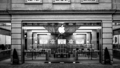 Apple предупредила клиентов о закрытии магазинов в США и Великобритании