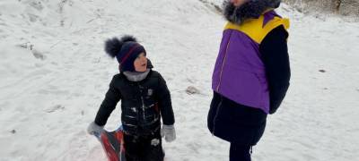 Коммунальщиков в Карелии призывают сносить снежные горки, с которых дети выкатываются на дороги