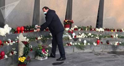 Экс-министр обороны Армении почтил память погибших в пантеоне "Ераблур"
