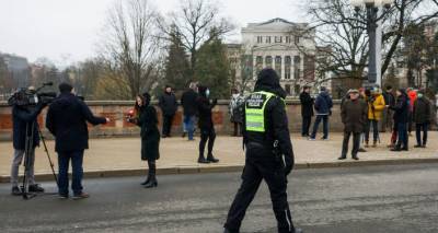Рига восстала несмотря на запреты: протестующие собрались в памятника Свободы