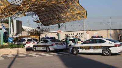 Израильтян в Бен-Гурионе встретили полицейские - и отвезли в "отели коронавируса"