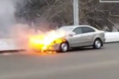 Машина загорелась на ходу в Екатеринбурге