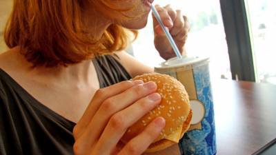 Диетолог перечислил четыре способа справиться с «эмоциональным» перееданием