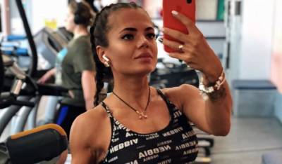 Фитнес-модель Юлия Мишура завлекла сочными рельефами перед зеркалом: "Сплошной соблазн"