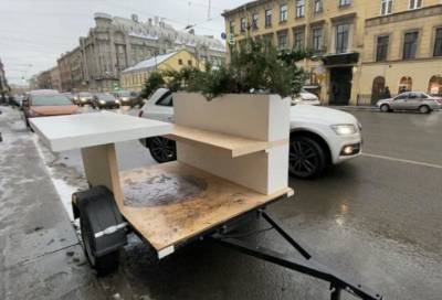 На парковках в Петербурге появились скамейки на прицепах