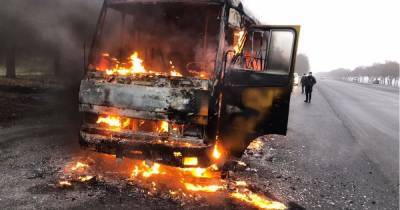 В Днепропетровской области во время движения загорелся "Эталон" с пассажирами — автобус выгорел дотла (4 фото)