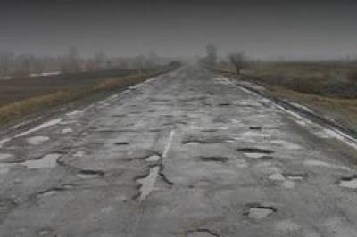Надоели ямы: в Киеве жители принялись сами ремонтировать разбитую дорогу