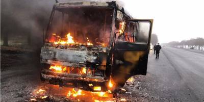 На трассе Днепр-Кривой Рог во время движения загорелся автобус с пассажирами — фото