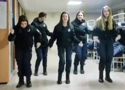 “Позор такой полиции”: Сеть возмутил танец курсанток под российский “блатняк”