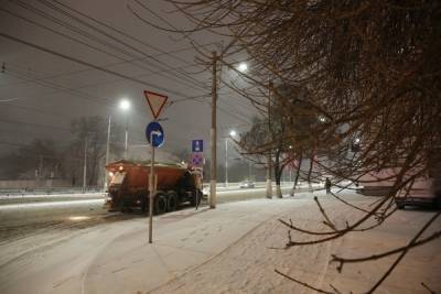 В Волгограде 75 спецмашин задействованы в уборке улиц и тротуаров