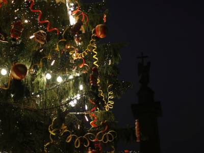 Главную новогоднюю ель Петербурга украсили в стиле ретро — фото