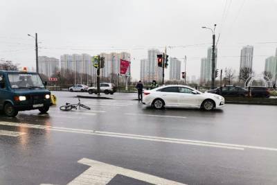 Таксист сбил доставщика еды на проспекте Славы