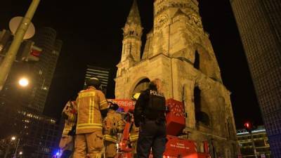 Дрон врезается в башню Мемориальной церкви в Берлине