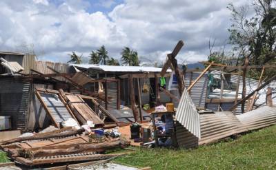 Мощный ураган накрыл Фиджи: разрушен остров, есть погибшие