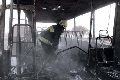 На автодороге Днепр – Кривой Рог загорелся автобус с пассажирами: фото