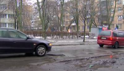 На Укравтодор надежды никакой: в Киеве отчаявшиеся люди принялись сами "латать" разбитую дорогу