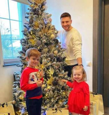 Сергей Лазарев опубликовал новогоднее фото, на котором позирует с сыном и дочерью