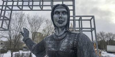 Страшно красивый памятник Алёнке напугал жителей российского города — фото