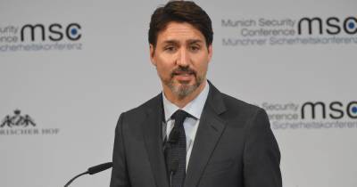 Премьер-министр Канады собрался публично привиться от коронавируса