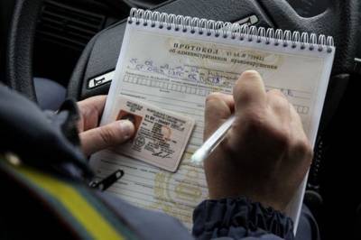 Штраф до 25 тысяч: россиян призвали срочно поменять водительские права