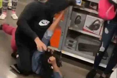 Девушка подралась в магазине за PlayStation 5 и была нокаутирована