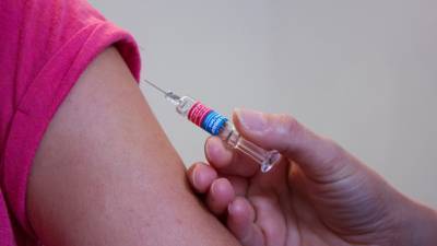 Роспотребнадзор призвал избегать стрессов после вакцинации от COVID-19