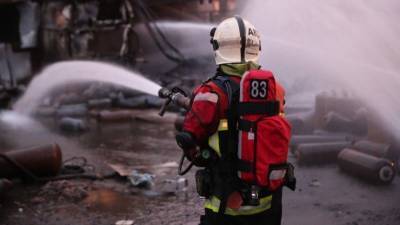 Видео мощного пожара на складе с лакокрасочными изделиями в Москве