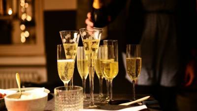 Врачи определили безопасную дозу шампанского в новогоднюю ночь