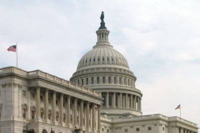 Сенат продлил финансирование правительства США еще на сутки