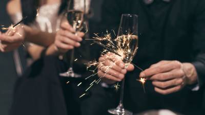 Диетологи дали советы по распитию шампанского в Новый год
