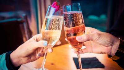 Диетологи назвали допустимую норму шампанского в новогоднюю ночь - newinform.com