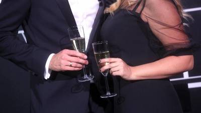 Диетологи сочли допустимым выпить пару бокалов шампанского на новый год