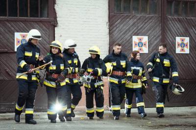 В Полтаве пожарные облили коллегу холодной водой из брандспойта: видео