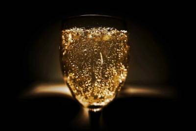 Диетологи разрешили россиянам выпить пару бокалов шампанского в Новый год