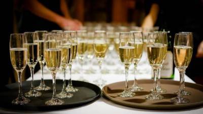 Диетологи рекомендовали не пить много шампанского на Новый год