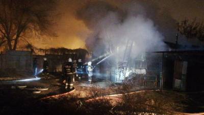 Ранним утром в Астрахани загорелся жилой дом