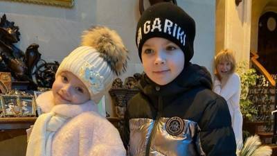 «Очаровашки»: Дети Галкина и Пугачевой пришли в гости в ТЮЗ к Гришаевой — видео