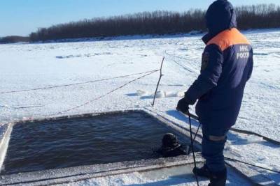 В Хабаровском крае машина с рыбаком внутри ушла под лёд