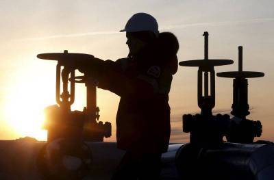 Цены на нефть снижаются после роста в пятницу