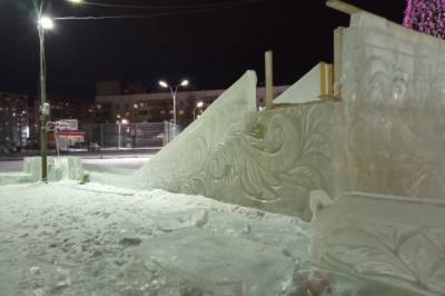 В Нефтеюганске вандалы разрушили еще недостроенный ледовый городок