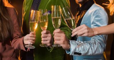 Диетологи рассказали, сколько шампанского можно выпить в новогоднюю ночь