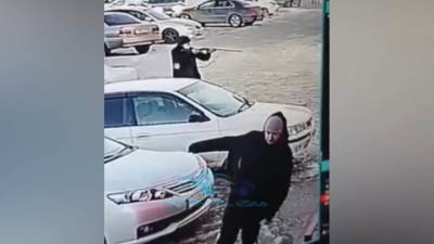 Мужчина с двустволкой посреди дня расстрелял ларек с шаурмой в Приморье
