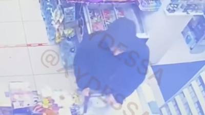 В Одессе мужчина с пистолетом ограбил магазин: видео