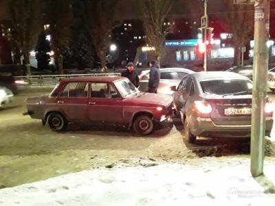 Сразу три авто столкнулись на улице Космонавтов